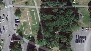 Den uttänkta platsen skulle vara i vägen för torg- och evenemangsverksamheten. En bild ovanifrån med två rutor inritat där man önskar bygga padeltennisbanor på en gräsplan.
