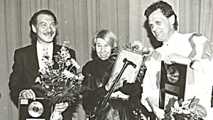 Dennis Livson, Tove Jansson och Benny Törnroos vid utdelningen av guldskivan och premiärkväll för Kometen kommer. Dennis Livson, Tove Jansson och Benny Törnroos