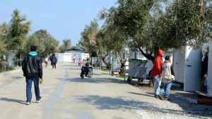 Lägret Karatepe i Grekland. Lägret Karatepe i Grekland för asylsökande och flyktingar. Situationen har blivit bättre i lägret tack vare insatser från UNHCR och pengar från EU-kommissionen.