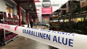 Stora delar av köpcentret Herman i Kuopio var avstängt under tisdagen och onsdagen på grund av polisundersökningar. Yrkesinstitutet Savon ammattiopistos lokaler finns i anslutning till köpcentret. Avspärrningsband med texten "vaarallinen alue" utanför köpcentret där yrkesinstitutet i Kuopio håller till.