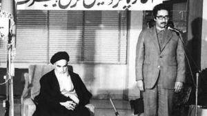 Irans första president Abolhassan Banisadr som nyvald president i februari 1980. Till vänster om honom sitter Irans dåvarande högste ledare, storayatolla Ruhollah Khomeini.