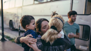 En familj lämnar ön Chios i Grekland för att omplaceras på fastlandet. En familj lämnar UNHCR:s lägenheter på ön Chios i Grekland för att omplaceras på fastlandet.