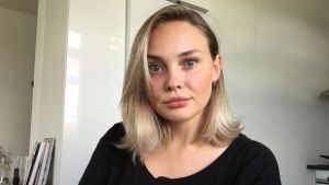 Mathilda Kull får ångest över att ringa främmande människor. Därför älskar hon restauranger som har onlinebokning så hon inte behöver ringa dit. Mathilda Kull i en svart blus.