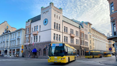 Buss nummer sex i korsningen mellan Auragatan och Slottsgatan i Åbo.