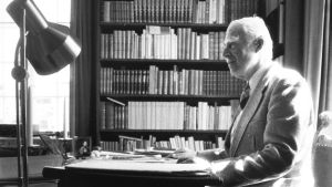 Informationen om Georg Henrik von Wright är knapp på svenskspråkiga Wikipedia. Georg Henrik von Wright sitter vid sitt skrivbord.