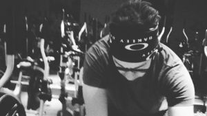 Robson har alltid varit sportig av sig men två veckor efter hjärnskakningen mådde han så dåligt att han knappt kunde gå. Robson Lindberg som cyklar på en motionscykel på gymmet.