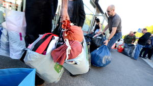 Vasaborna ville hjälpa och kom för att donera allt möjligt till de asylsökande. Kassar och gåvor i massor utanför mottagningscentralen i Vasa.