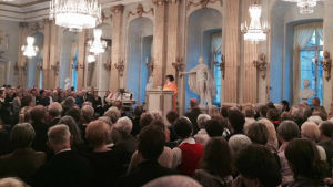 Monika Fagerholm håller sitt tacktal i Börshuset i Stockholm den 6 april 2016. Monica Fagerholm håller tal då Lilla Nobelspriset delades ut 2016.