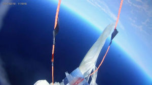 På 19 kilometers höjd spricker ballongen och satelliten återvänder till jorden. Foto av en väderballong som spricker på hög höjd.