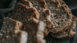 Julia säger att hon är dålig på att baka bröd så brödet blir ibland oätet som sådant. Men till och med det sämsta av bröd kan förvandlas till goda krutonger eller brödsmulor för annan bakning. Bröd