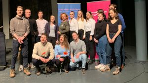 Debattfinalen arrangeras varje år av Finlands Svenska Skolungdomsförbund och Svensk Ungdom och finalen har flera år i rad ordnats i Tölö gymnasium i Helsingfors. Debatt-tävling
