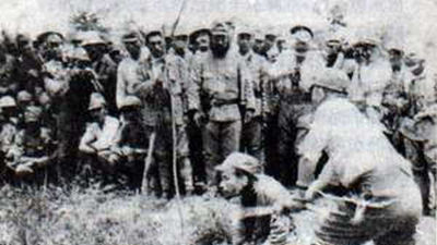 Japansk soldat halshugger kinesisk man under massakern i Nanjing årsskiftet 1937-38.