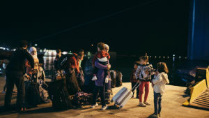 En grupp människor lämnar UNHCR:S lägenheter på ön Chios i Grekland för att resa till fastlandet. En grupp människor lämnar UNHCR:S lägenheter på ön Chios i Grekland för att omplaceras på fastlandet.