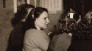 Agneta Rahikainens mamma, här i profil, jobbade i telefoncentralen i Pargas i slutet av 1940-talet och början av 1950-talet. Det var under denna tid hon skötte om sin sjuka far. Litteraturvetaren, författaren Agneta Rahikainens mamma jobbade i telefoncentralen i Pargas i slutet av 1940-talet och början av 1950-talet. Det var under den tid hon skötte sin far, Agnetas morfar som låg sjuk hemma. På bilden syns hon i profil.
