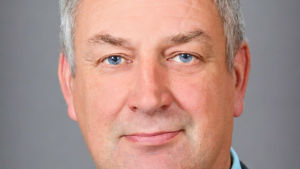 Petri Kajander (SDP) menar att kommundirektörerna agerat på eget bevåg. En medelålders man, tittar in i kameran med nöjd min.