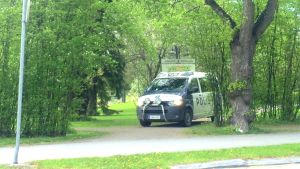 I polisutbildningen betonas övertalning, att komma så långt det går genom muntliga medel. Polisbil i Skolparken i Jakobstad.