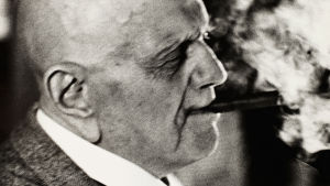 Jean Sibelius polttaa sikaria.