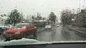 Det kan komma mera regn än snö i framtiden, förutspår forskarna. Bilar i regn