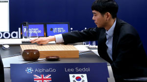 En av världens bästa Go-spelare, Lee Se-dol, placerar sin första sten på spelbredän då han inleder den tredje matchen mot datorprogrammet AlphaGo den 12 mars i Seoul. En av världens bästa Go-spelare, Lee Se-dol, placerar sin första spelpjäs på spelbredän då han inleder den tredje matchen mot datorprogrammet AlphaGo.den 12 mars i Seoul.