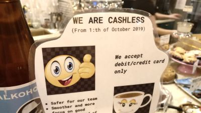 Skylt om att endast kortbetalning accepteras.