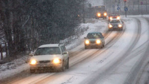 Södra Finland kommer inte att lida av dåligt väglag, men på flera andra områden kan körförhållandena bli sämre. Bilar och en buss kör på hal och snöig väg.