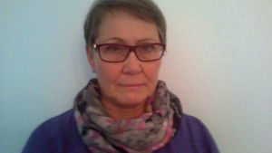 Ann-Charlotte Kjerulf är arbetshandledare. Hon hjälper folk att återfinna balansen mellan jobb, familj och fritid. glasögonprydd dam med kort hår
