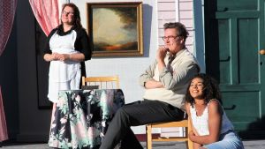 Antonia Atarah (till höger) i rollen som Ariel i musikalen Footloose. På bilden syns också Patricia Korenius och Peppe Krook. Skådespelare i Raseborgs sommarteater