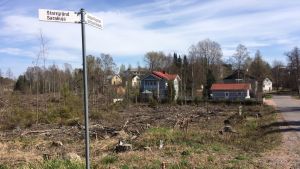 Vyn mot området från Ängsullsgatans och Starrgrändens korsning. Ett uthugget nytt markområde med äldre hus i bakgrunden.