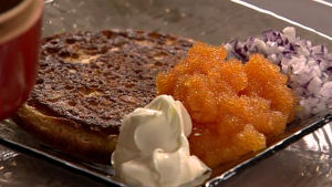 Blini med rom, smetana och lök Blini med smetana, rom och rödlök