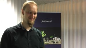 Otto Palonen. Otto Palonen, operativ ledare på Entocube, hålleri ett fat med müslin som består av syrsor.
