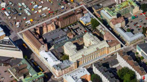 Uppe på bilden syns Salutorget. Det gula huset med grått tak är den ursprungliga Hamburger Börs. Den bruna byggnaden däremellan ska rivas och ersättas med ett nybygge. Forumkvarteret i Åbo sett uppifrån.