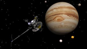 Rymdsonden Voyager 1 lämnade jorden 1977. Mer än 40 år senare passerade den solsystemets gräns, den så kallade heliopausen, och trädde ut i den interstellära rymden. Voyager 1 rör sig med 17 km/sek. Rymdsonden Voyager 1 vid Jupiter.