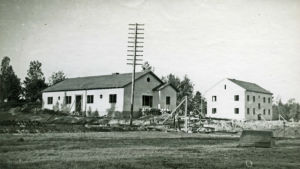 Ole Gripenbergs byggnader var egentligen menade för skyddskårens stab. Svartvit bild från 1940-talet av vita byggnader ursprungligen byggda för skyddskårens stab.