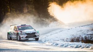Emil Lindholm gjorde en bra tävling i det svenska VM-rallyt i vintras. (Arkivbild) En rallybil susar fram på en snötäckt grusväg.