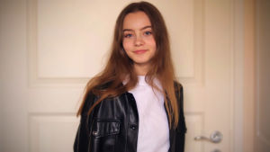 Victoria Sahi. Victoria ler mot kameran