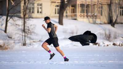 Robson tränar löpning i shorts mitt i vintern.