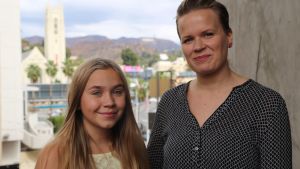 Linnea Skog tillsammans med regissör Selma Vilhunen i Los Angeles. Filmens producent vill lyfta fram Vilhunen i Hollywood, där de kvinnliga regissörerna är få. Linnea Skog och Selma Vilhunen fotograferas på resa i Los Angeles.