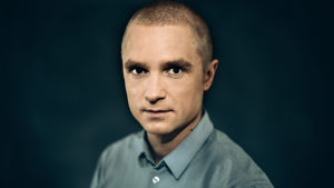 Juuso Pekkinen näytteli neljä vuotta Uusi päivä -tv-sarjassa. Ja radiotoimittajan roolissa tietysti! Juuso Pekkinen, kuvassa, on Yle Puheen toimittaja