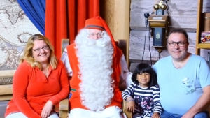Familjen Heikkilä-Nordmyr på besök hos jultomten i Rovaniemi. Det har varit viktigt att visa Samatha sådant som föräldrarna berättat om, som jultomten och mumintrollen. Familjen Heikkilä-Nordmyr på besök hos jultomten i Rovaniemi.