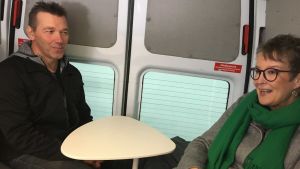 Jorma och Maria Kivilompolo har varit jättenöjda med att resa i sin husbil. Jorma och Maria Kivilompolo sitter i sin egen inredda husbil.