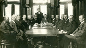 Alla var där Personer radade kring bord 1917