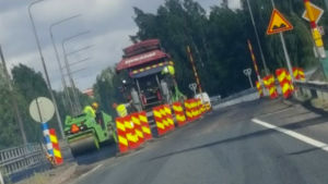Så här såg det ut under tidig måndagkväll på Pojoviksbron. Asfaltarbeten pågår på en bro.