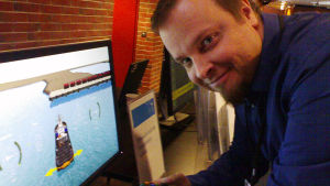 Timo Kuula förevisar VTT:s nya båtsimulator. Timo Kuula förevisar den simulator VTT gjort som beställningsarbete för ett stort motorföretag.