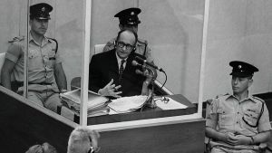 Adolf Eichmann inför rätta år 1961. Adolf Eichmann i rättegång i Jerusalem 1961.