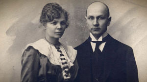 Ravintoloitsijat Anna ja Pekka Toropainen. Arvo Tuomisen dokumentti kertoo tarinan kulttuurin ja ilon voimasta, joka ylittää historian rajat.