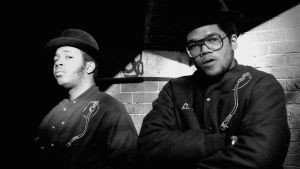 Run-D.M.C. eli Joseph "Run" Simmons ja Darryl "D.M.C." McDaniels poseeraavat.