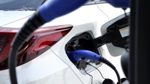 Sähköauto latauksessa.