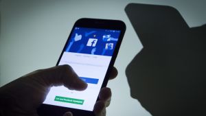 Facebook applikaatio auki puhelimessa.