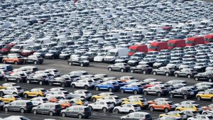 Autoja odottamassa lastausta Volkswagenin tehtaalla Emdenissä Saksassa.