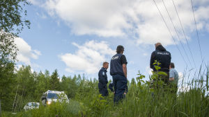 Poliisit odottavat.